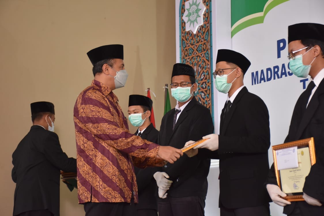 Sekretaris PP Muhammadiyah, Dr Agung Danarta MAg menyerahkan penghargaan kepada wisudawan berprestasi.