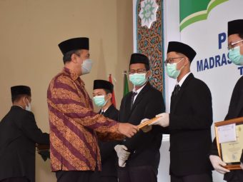 Sekretaris PP Muhammadiyah, Dr Agung Danarta MAg menyerahkan penghargaan kepada wisudawan berprestasi.