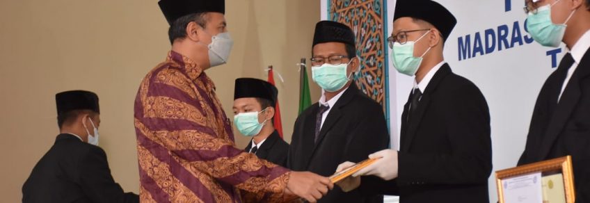 Sekretaris PP Muhammadiyah, Dr Agung Danarta MAg menyerahkan penghargaan kepada wisudawan berprestasi.